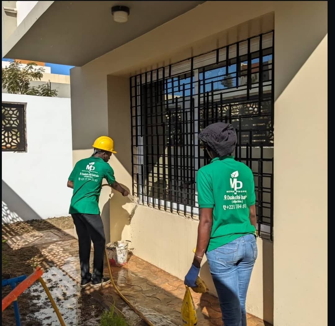 2 employés de menage propre en plein nettoyage de chantier