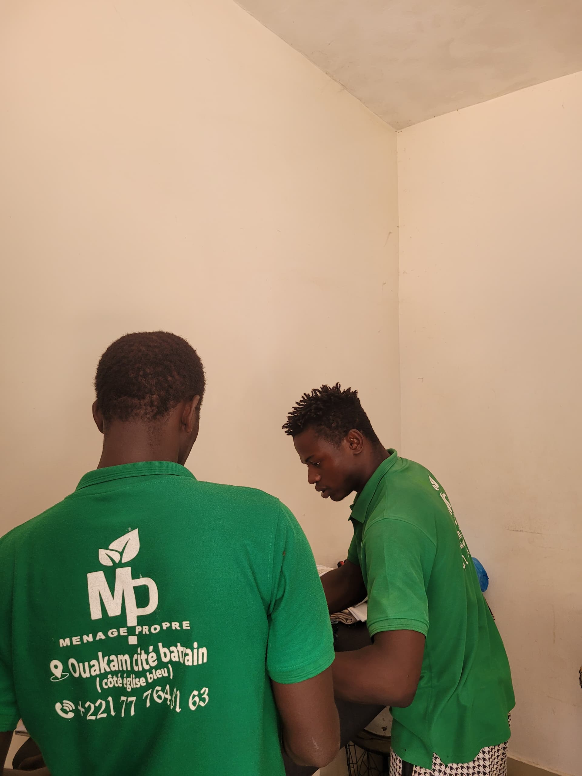 2 employés de menage propre en plein service