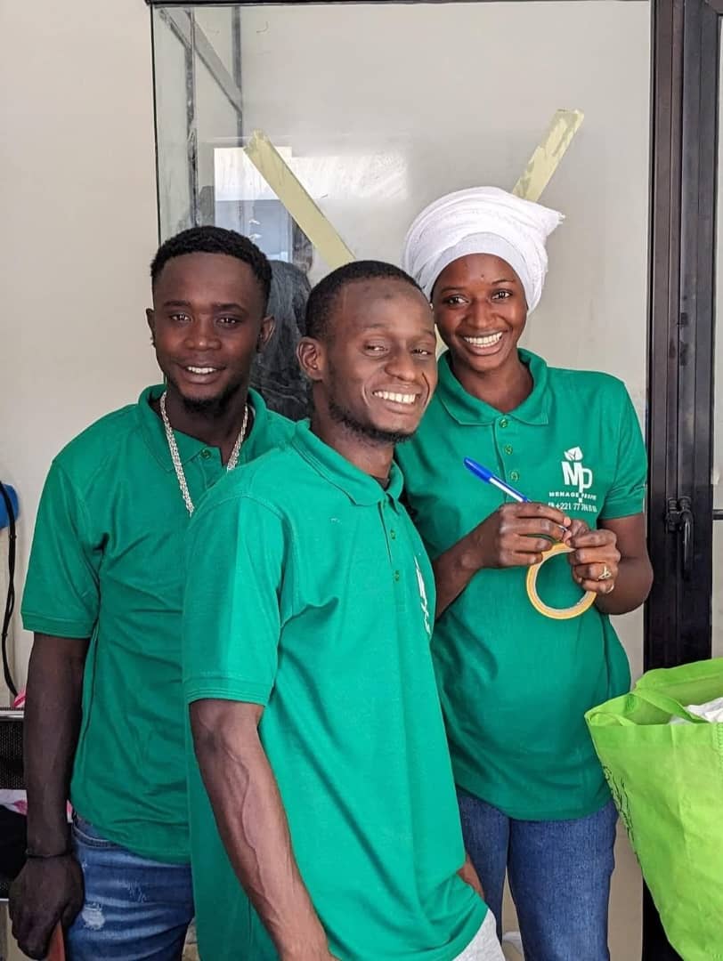 Equipe de menage propre souriant