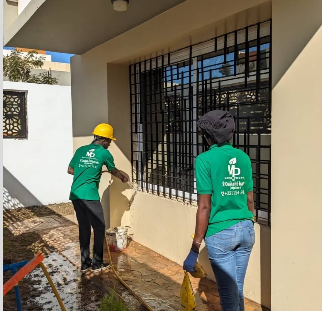 2 employés en plein nettoyage chantier